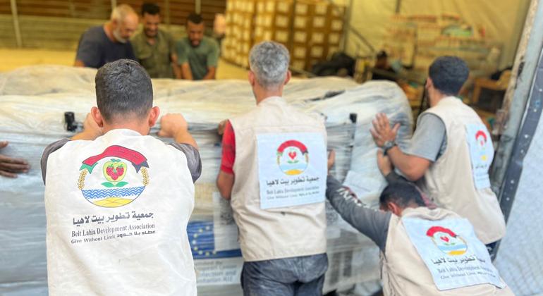 تقوم فرق جمعية بيت لاهيا للتنمية بإعداد الخيام للعائلات النازحة.